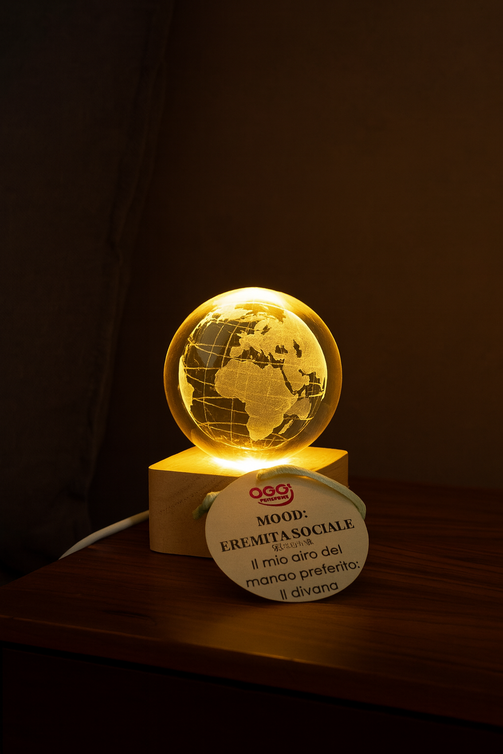 Lampada a forma di globo in vetro con base in legno regalo della box Eremita Sociale di OggiComeMiGira
